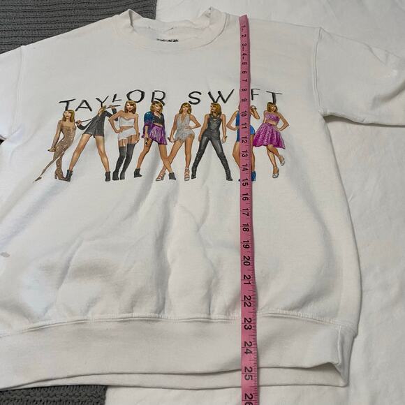 Taylor Swift 1989 White Crew Neck Sweater Women’s Size Medium - Picture 4 of 8